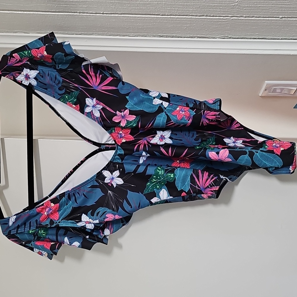 NWT Binlowis Swimwear One-Piece Ruffle Sleeve Floral Swimsuit Small & Large - Picture 3 of 7